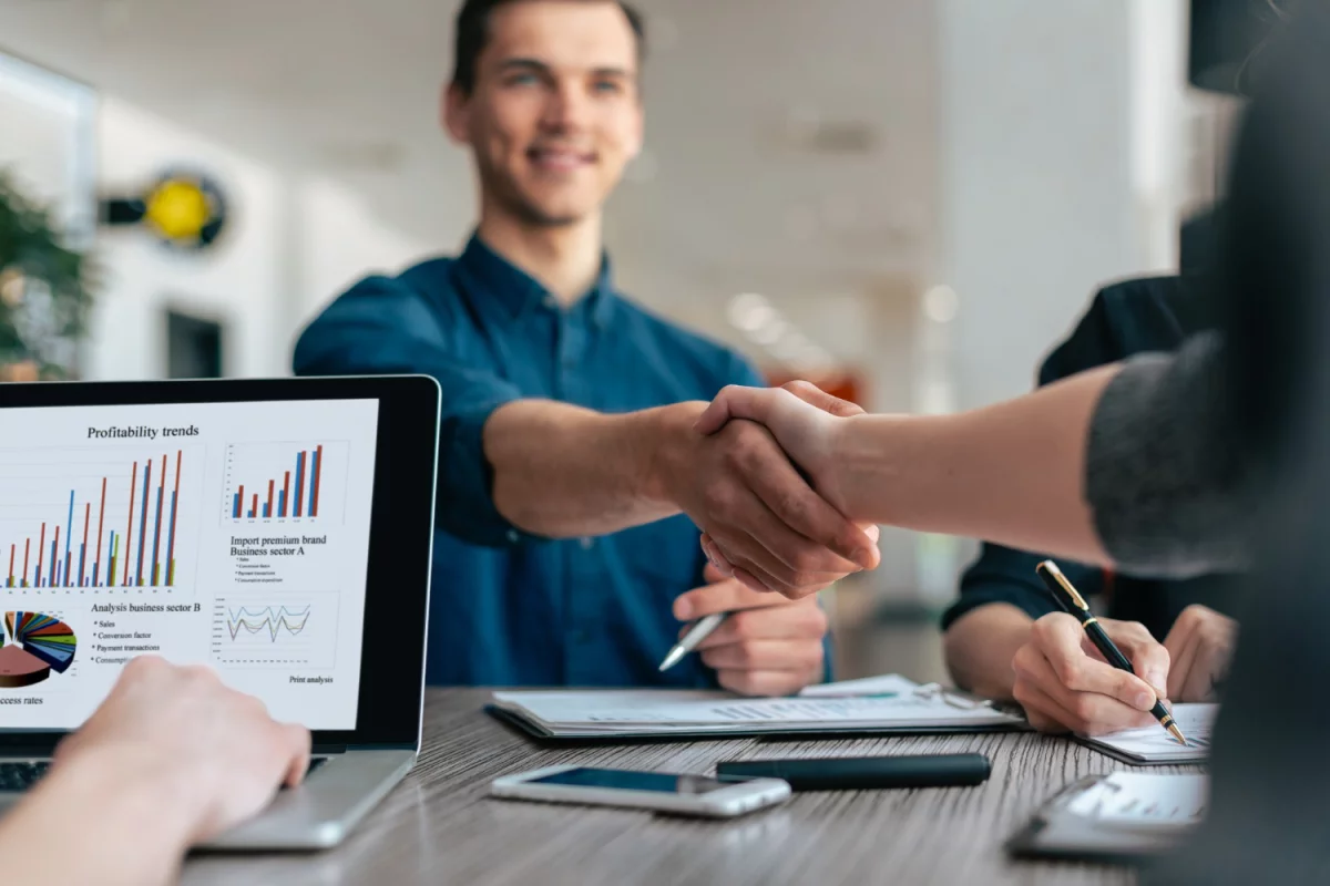 10-minutowy plan oszczędzania: jak ustawić automatyczne przelewy, ograniczyć “małe wydatki” i stworzyć budżet na 30 dni bez wyrzeczeń