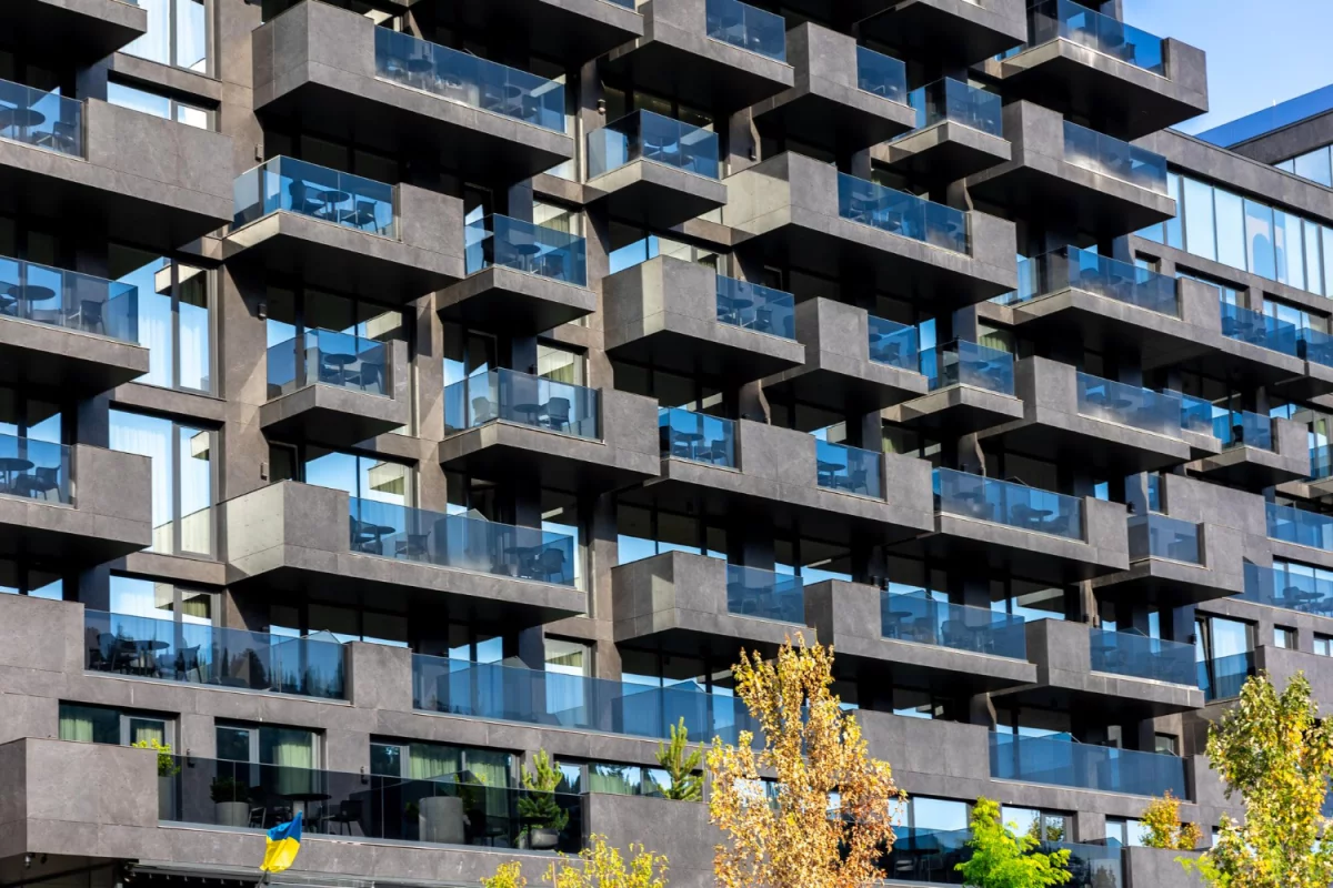 Klimatyzacja Warszawa: jak wybrać moc i serwis do mieszkania 30–80 m²? Poradnik po wydajności, kosztach i sezonowej konserwacji.