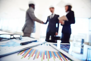 Jak dobrać oświetlenie w mieszkaniu? Architekt wnętrz pokazuje 7 błędów i proste triki, dzięki którym zyskasz przestrzeń, klimat i wygodę.